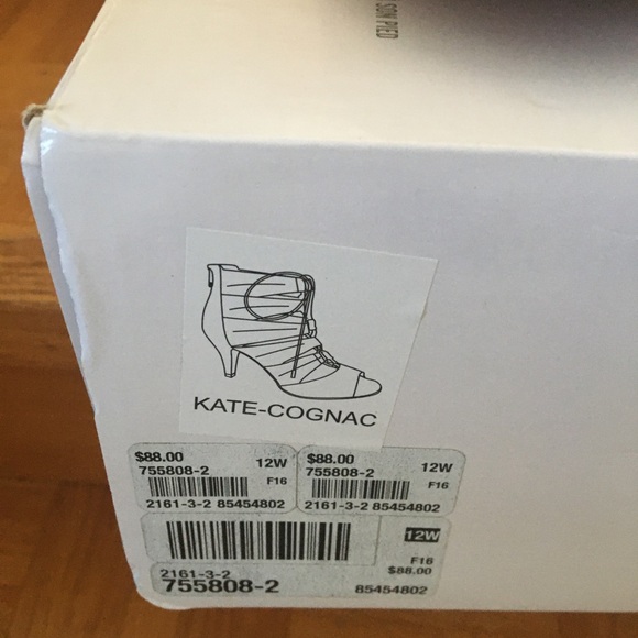 Sz 12 wide bootie sandals new in box - Picture 3 of 3